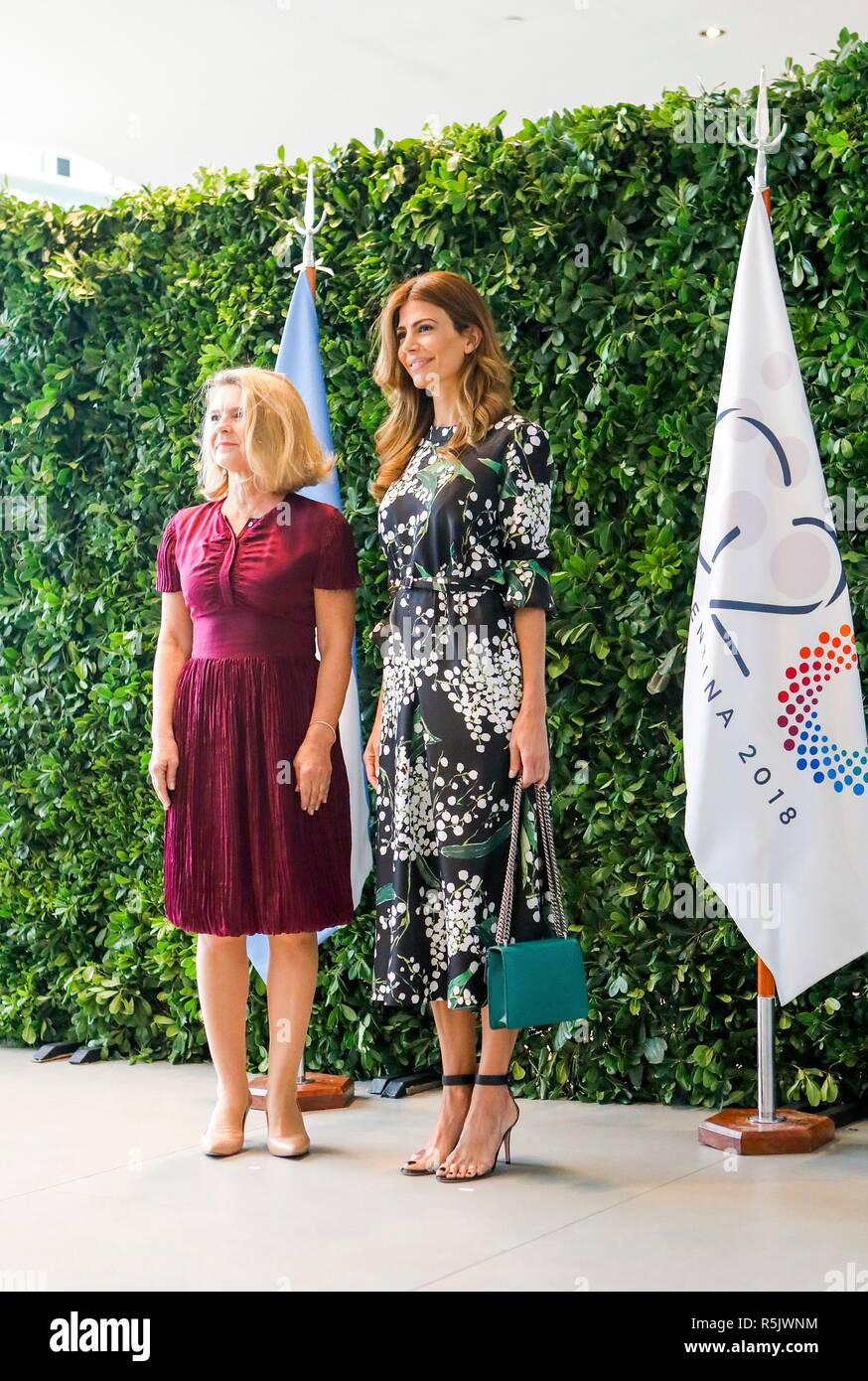 Buenos Aires, Argentina. Il 1 dicembre del 2018. L'argentino First Lady Juliana Awada pone con Malgorzata brosmio, moglie del presidente del Consiglio europeo, sinistra, durante un evento presso il Museo di arte latino-americana Dicembre 1, 2018 a Buenos Aires, Argentina. Credito: Planetpix/Alamy Live News Foto Stock