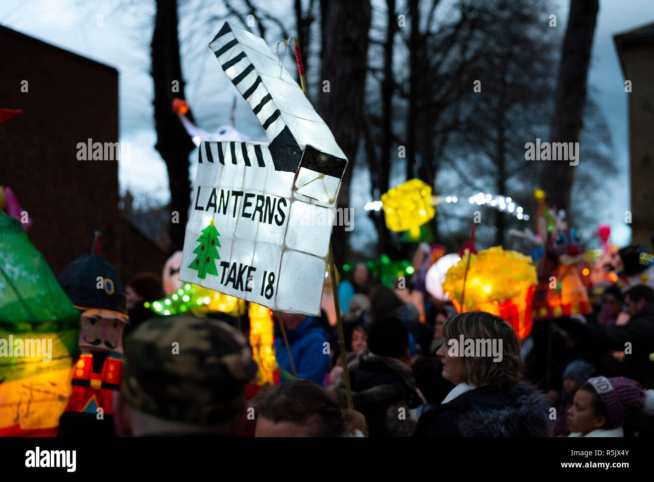 Milton Keynes, Regno Unito. 1 dicembre, 2018. Oltre duecento lanterne unisciti a Stony Stratford Lanterna processione portando a luci di Natale la commutazione sulla cerimonia. Il tema di questo anno per lanterne era 'Natale al cinema.' Credit: David Isaacson/Alamy Live News Foto Stock
