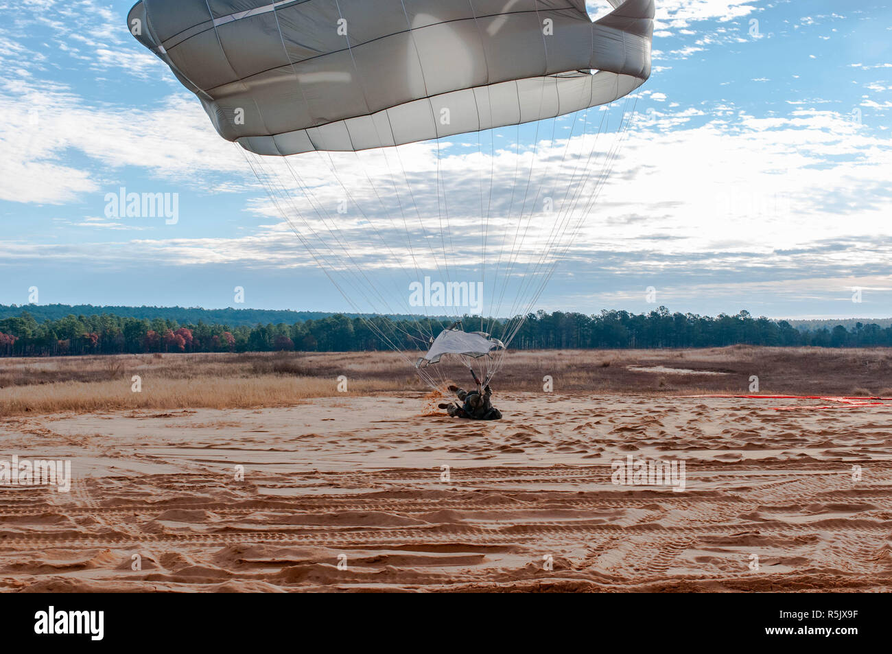 Fort Bragg, NC, Stati Uniti d'America. 30 Novembre, 2018. Dal 1 dicembre 2018 - Fort Bragg, N.C., STATI UNITI D'AMERICA - STATI UNITI Paracadutista esercito sbarca in Sicilia la zona di caduta durante la ventunesima edizione del Randy Oler Memorial il funzionamento del giocattolo Drop, ospitato dall'U.S. Esercito degli affari civili e le operazioni psicologiche il comando (Airborne). La manifestazione annuale, classificato come il più grande del mondo di combinata airborne operazione con i paracadutisti da 13 nazioni alleate, consente di paracadutisti per donare giocattoli per Natale per aiutare i bambini nelle comunità che circondano Fort Bragg. Paesi partecipanti quest'anno incluso: Botswana, Brasile, Canada, Colombia, Cote d' Foto Stock