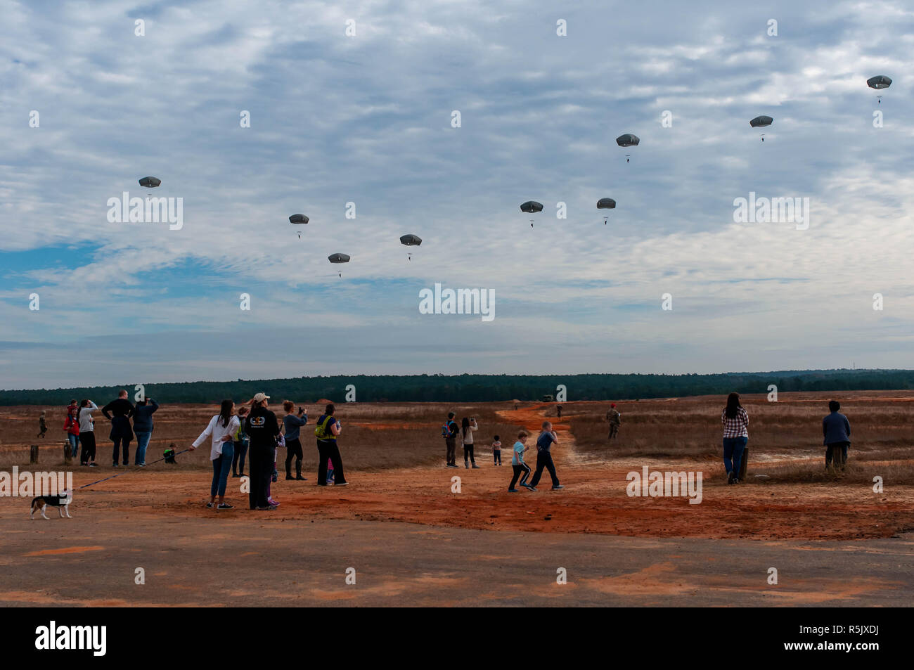 Fort Bragg, NC, Stati Uniti d'America. 30 Novembre, 2018. Dal 1 dicembre 2018 - Fort Bragg, N.C., STATI UNITI D'AMERICA - familiari guarda come Stati Uniti Paracadutisti dell'esercito scendere in Sicilia la zona di caduta per la ventunesima edizione del Randy Oler Memorial il funzionamento del giocattolo Drop, ospitato dall'U.S. Esercito degli affari civili e le operazioni psicologiche il comando (Airborne). La manifestazione annuale, classificato come il più grande del mondo di combinata airborne operazione con i paracadutisti da 13 nazioni alleate, consente di paracadutisti per donare giocattoli per Natale per aiutare i bambini nelle comunità che circondano Fort Bragg. Paesi partecipanti quest'anno incluso: Botswana, Brasile, può Foto Stock