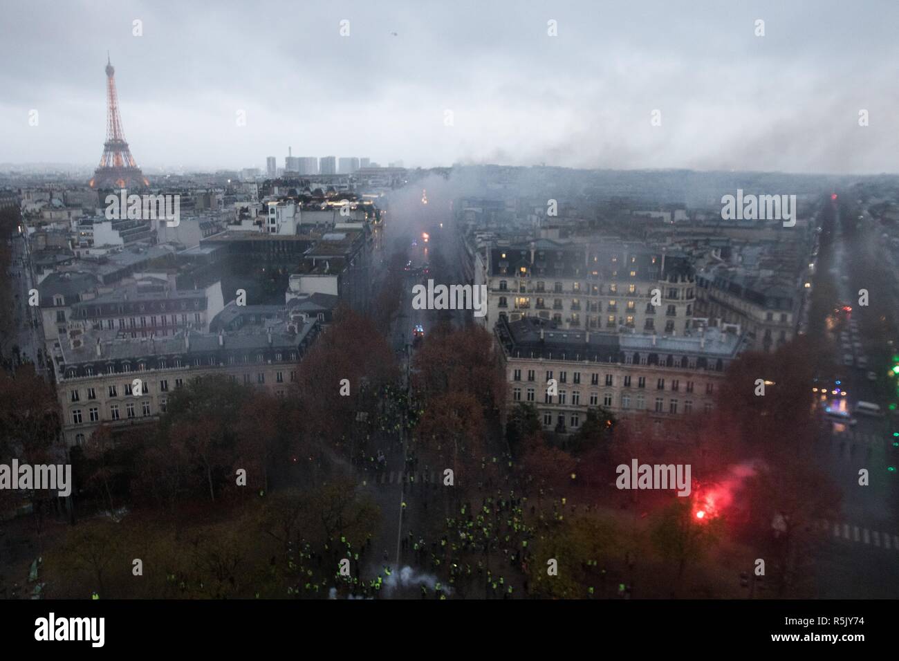 Parigi, Francia. 1 dicembre, 2018. Una vista generale dello sciopero dalla sommità del Arc de Triomphe è visto durante un "Giubbotto giallo' protestare a Parigi. Senza alcuna affiliazione politica, l''˜Giubbotto giallo' circolazione raduni in varie città in Francia contro le tasse e aumento dei prezzi del carburante. Credito: Sathiri Kelpa SOPA/images/ZUMA filo/Alamy Live News Foto Stock