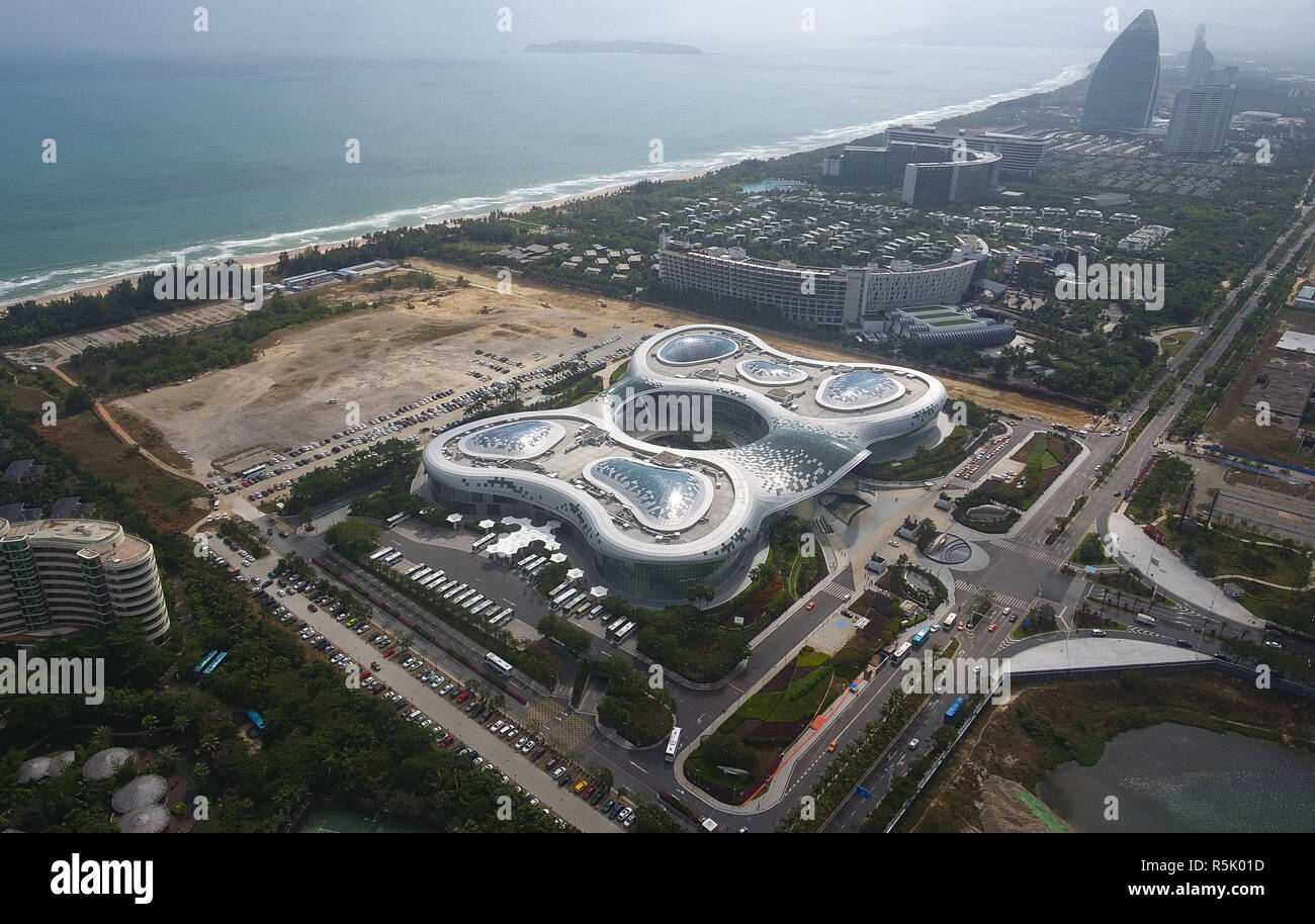 Sanya. 1 dicembre, 2018. Foto scattata il 1 dicembre, 2018 da un drone mostra un dovere internazionale libera mall di Sanya, Cina del sud della provincia di Hainan. Efficace su Sabato, cinese della provincia di Hainan ha sollevato la sua annuale di tax-free shopping contingente a 30.000 yuan (circa 4.300 dollari USA) per anno dagli attuali 16.000 yuan per i viaggiatori, senza limite al numero di acquisti, secondo una dichiarazione congiunta da parte del ministero delle Finanze (MOF) e la Cina nel settore doganale e fiscale. Credito: Yang Gaunyu/Xinhua/Alamy Live News Foto Stock