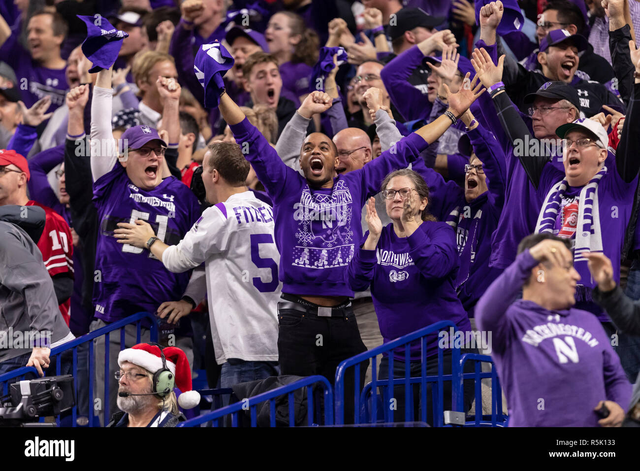 Indianapolis NEGLI STATI UNITI. 1 dicembre, 2018. Northwestern Wildcats ventole reagiscono dopo un touchdown nel 2018 Big dieci partita di campionato tra la Northwestern Wildcats e la Ohio State Buckeyes su dicembre 01, 2018 a Lucas Oil Stadium di Indianapolis, IN. Adam Lacy/CSM/Alamy Live News Foto Stock
