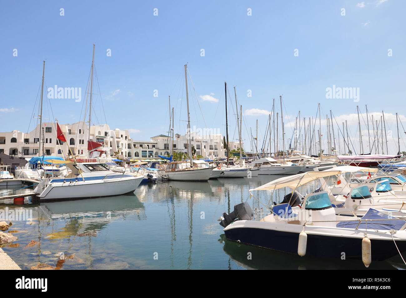 Numerosi yachts in una popolare destinazione turistica in Africa settentrionale - Port El Kantaoui, giornata di sole. Foto Stock