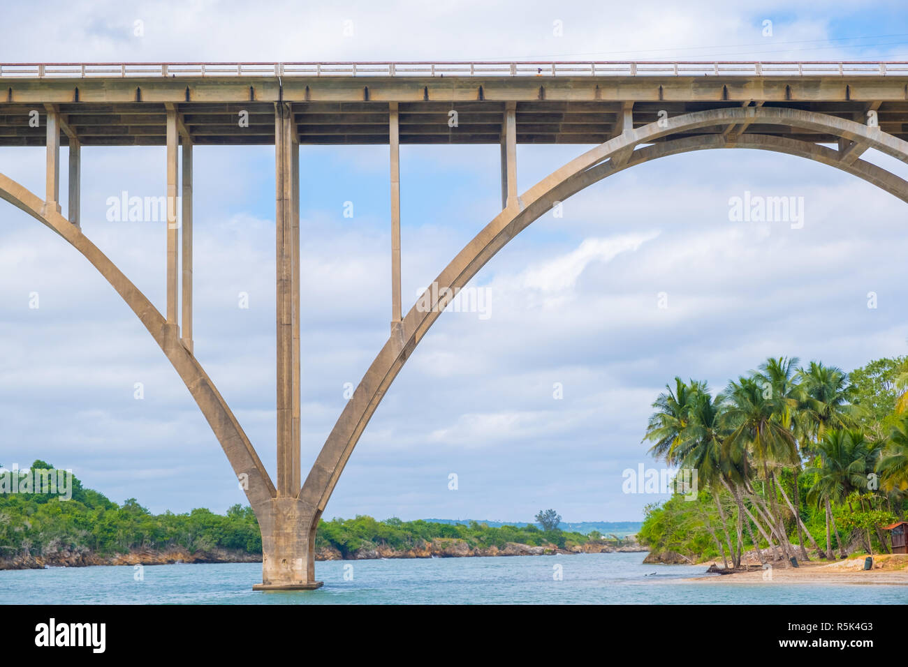 Grande arcata ponte sopra il fiume Canimar vicino a Matanzas Cuba. Foto Stock