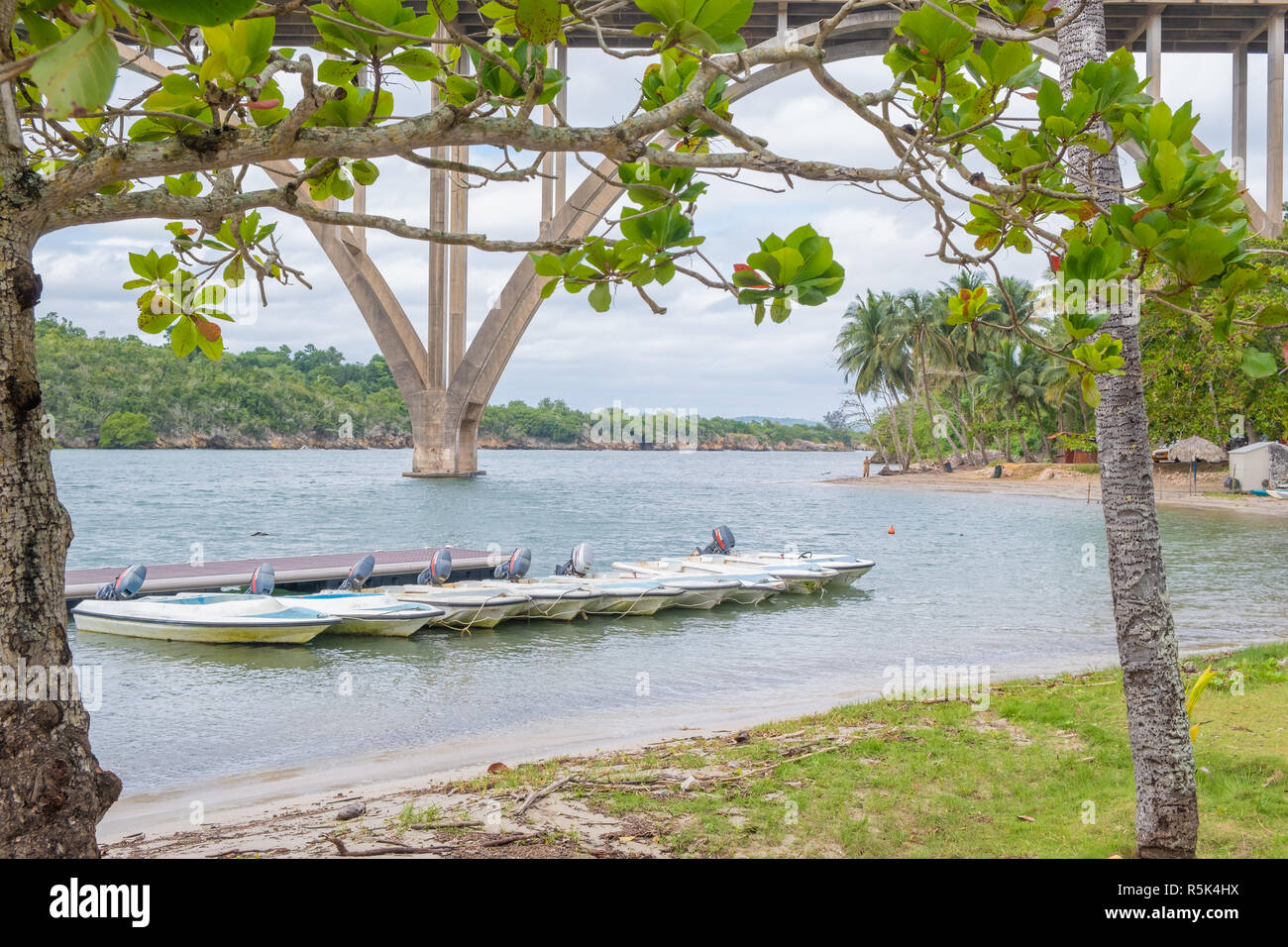 Motoscafi per turisti sit ancorato sul fiume Canimar vicino alla città di Matanzas Cuba. Foto Stock