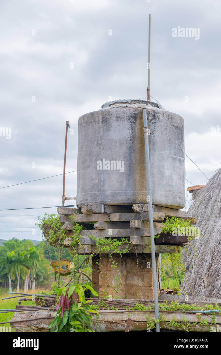 Acqua rustico torre situata su di una piccola fattoria in Cuba. Foto Stock