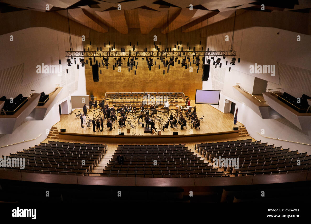 Svuotare concert hall con alcuni musicisti pratica Foto Stock