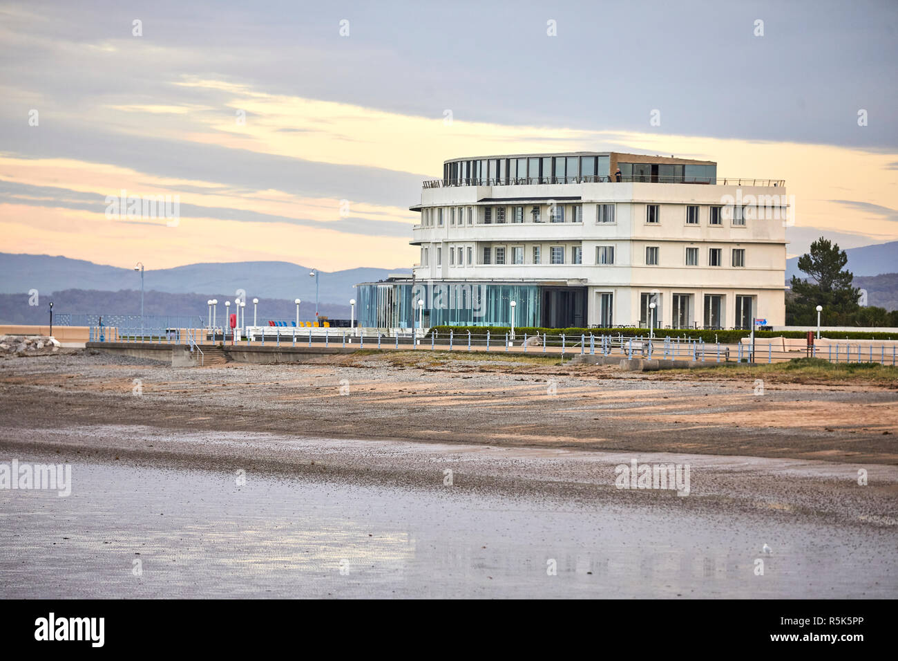 Art Deco mare edificio fronte retro di Oliver Hill progettato Il Grade II * listed building Midland Hotel sulla baia di Morecambe, Lancashire, Foto Stock