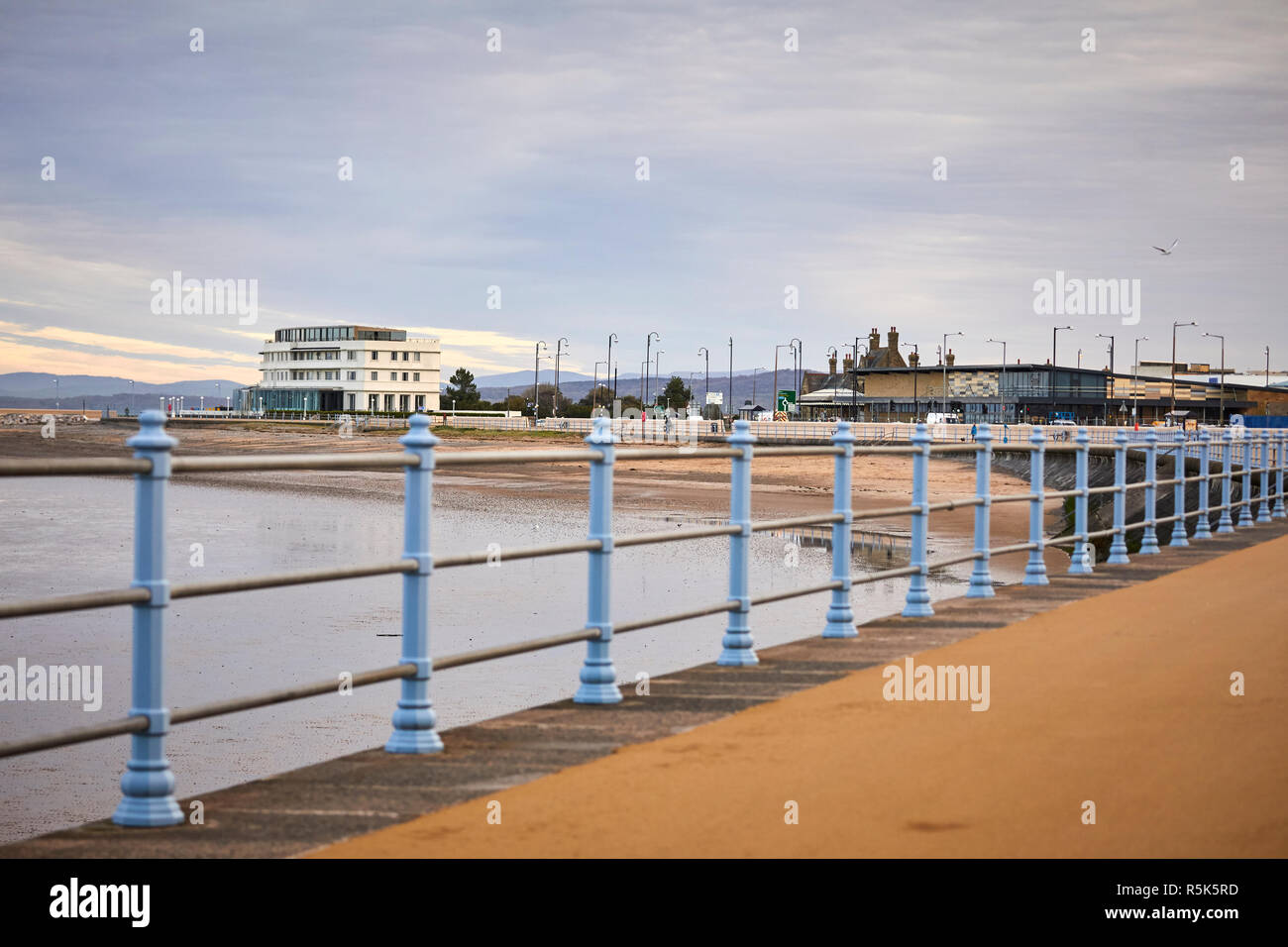 Art Deco mare edificio fronte retro di Oliver Hill progettato Il Grade II * listed building Midland Hotel sulla baia di Morecambe, Lancashire, Foto Stock