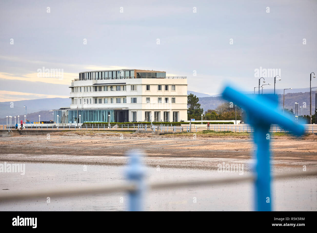 Art Deco mare edificio fronte retro di Oliver Hill progettato Il Grade II * listed building Midland Hotel sulla baia di Morecambe, Lancashire, Foto Stock