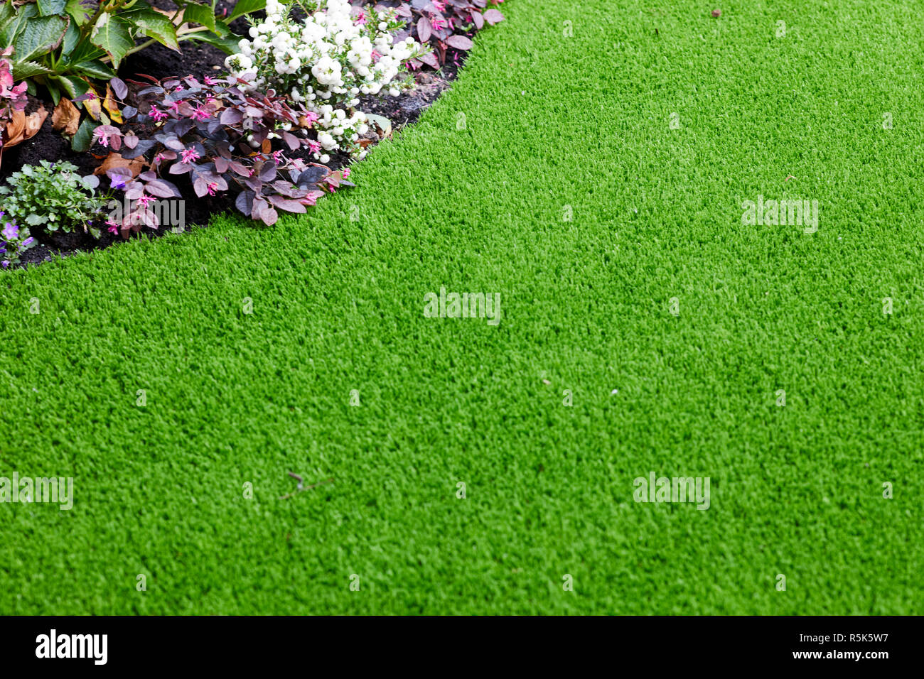 Senza necessità di manutenzione del manto erboso artificiale prato un moderno campo in erba sintetica moquette Foto Stock
