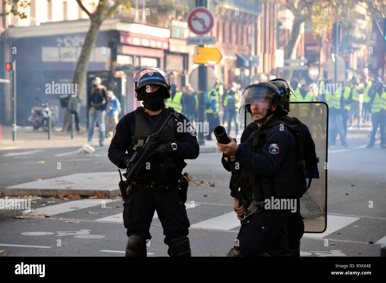 Le violenze avvenute in dicembre il primo per le strade di Tolosa, Francia, tra la polizia e la maglia gialla (gilets jaunes). La polizia è largamente usato gas lacrimogeni. Foto Stock