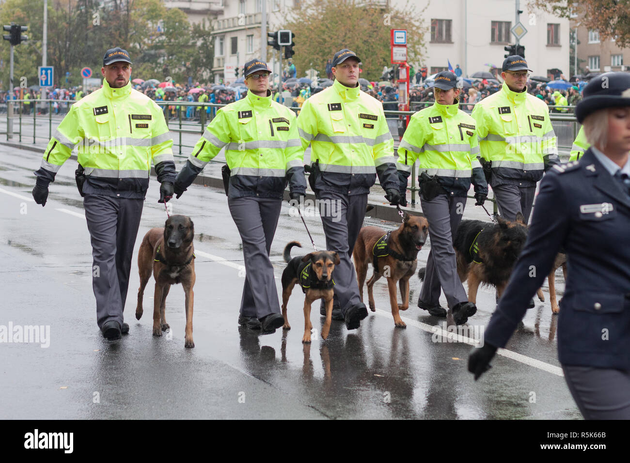 Strada Europea, Prague-October 28, 2018: funzionari doganali con cani di servizio sono in marcia sulla parata militare per il centesimo anniversario della creazione Czechos Foto Stock