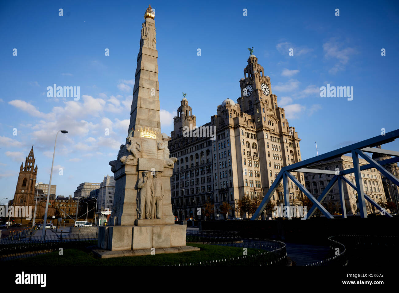 Liverpool Waterfront memorial granito monumento commemorativo della 244 ingegneri che hanno perso la vita nel 1912 disastro del Titanic Foto Stock