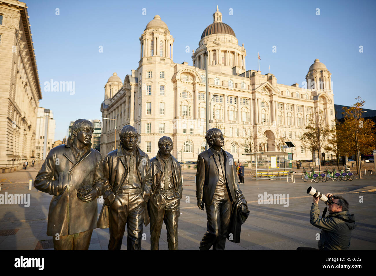 Liverpool Liverpool sul lungomare più famoso figli Fab Four Batales musicisti statua in bronzo al Pier Head dallo scultore Andy Edwards Foto Stock