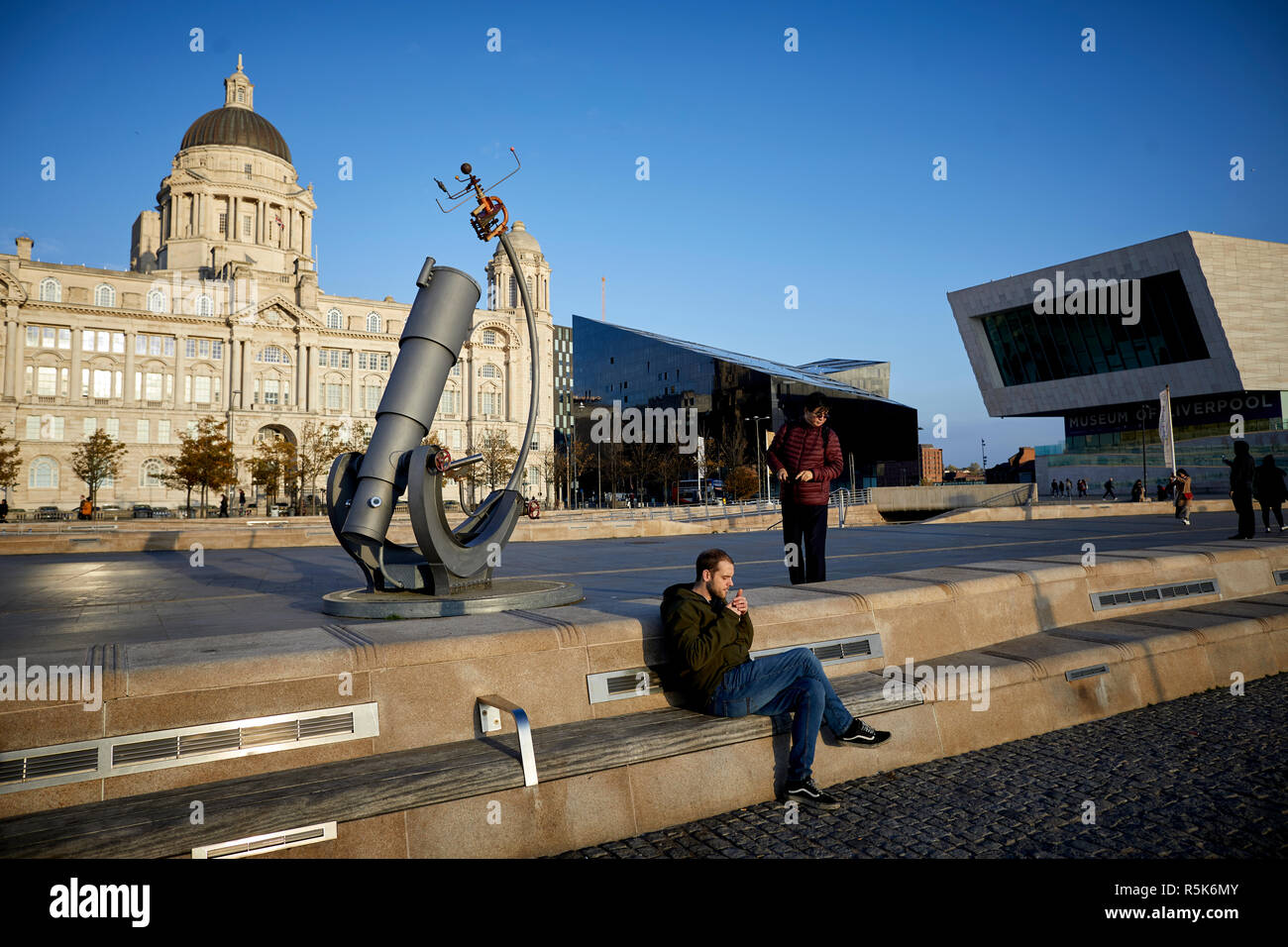 Pier Head Liverpool Waterfront rating nel pubblico tourist area di trazione con il cielo e la terra il telescopio e la scultura Orrery progettato da Andy impianto Foto Stock