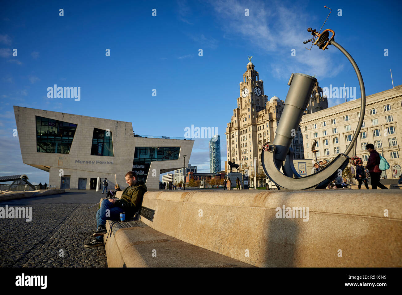 Pier Head Liverpool Waterfront rating nel pubblico tourist area di trazione con il cielo e la terra il telescopio e la scultura Orrery progettato da Andy impianto Foto Stock
