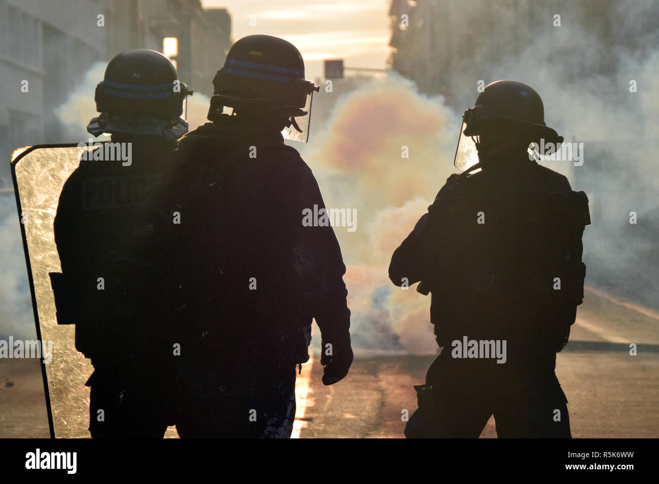 Le violenze avvenute in dicembre il primo per le strade di Tolosa, Francia, tra la polizia e la maglia gialla (gilets jaunes). La polizia è largamente usato gas lacrimogeni. Foto Stock