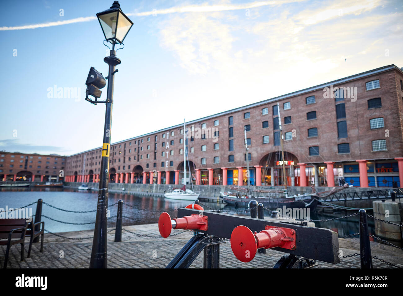 Pier Head Liverpool waterfront promenade Royal Albert Dock iconico magazzini Foto Stock