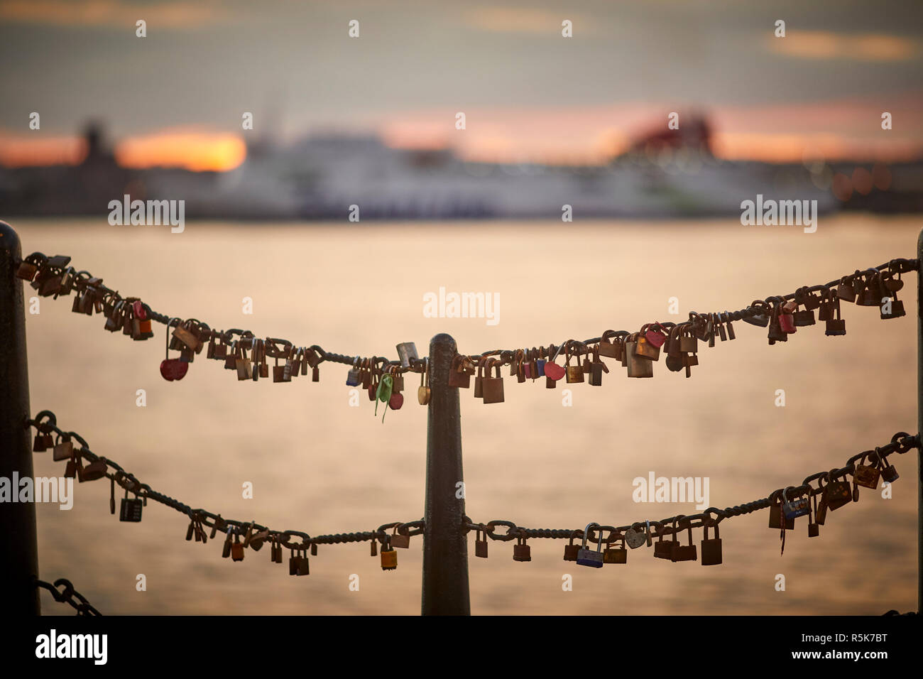 Liverpool Waterfront Albert Dock, lucchetti che simboleggia l'amore sulla ringhiera del fiume Mersey Foto Stock