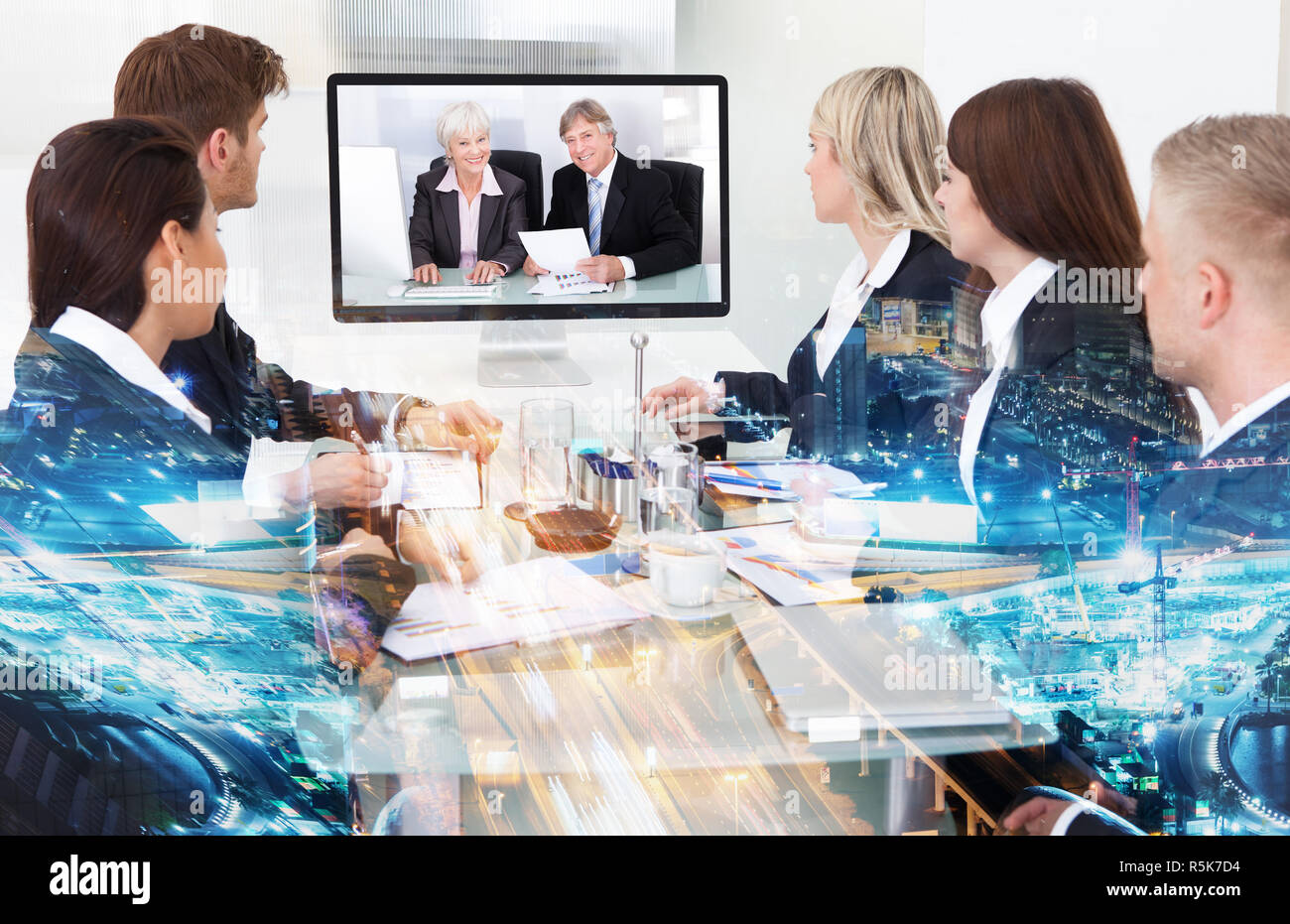 Gli imprenditori che frequentano conferenza video Foto Stock