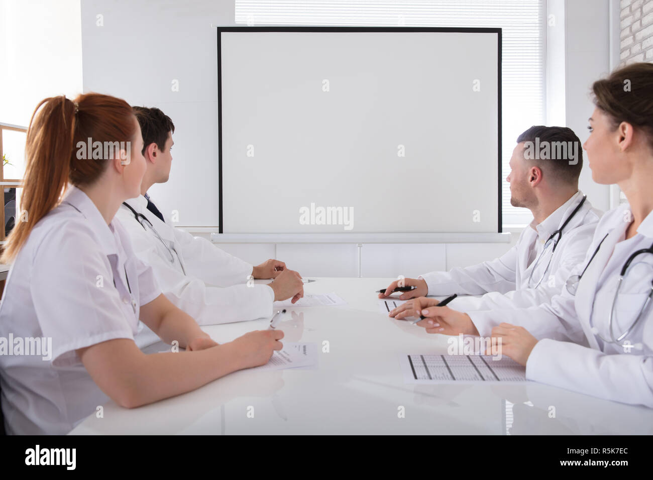 I medici guardando una lavagna bianca Foto Stock