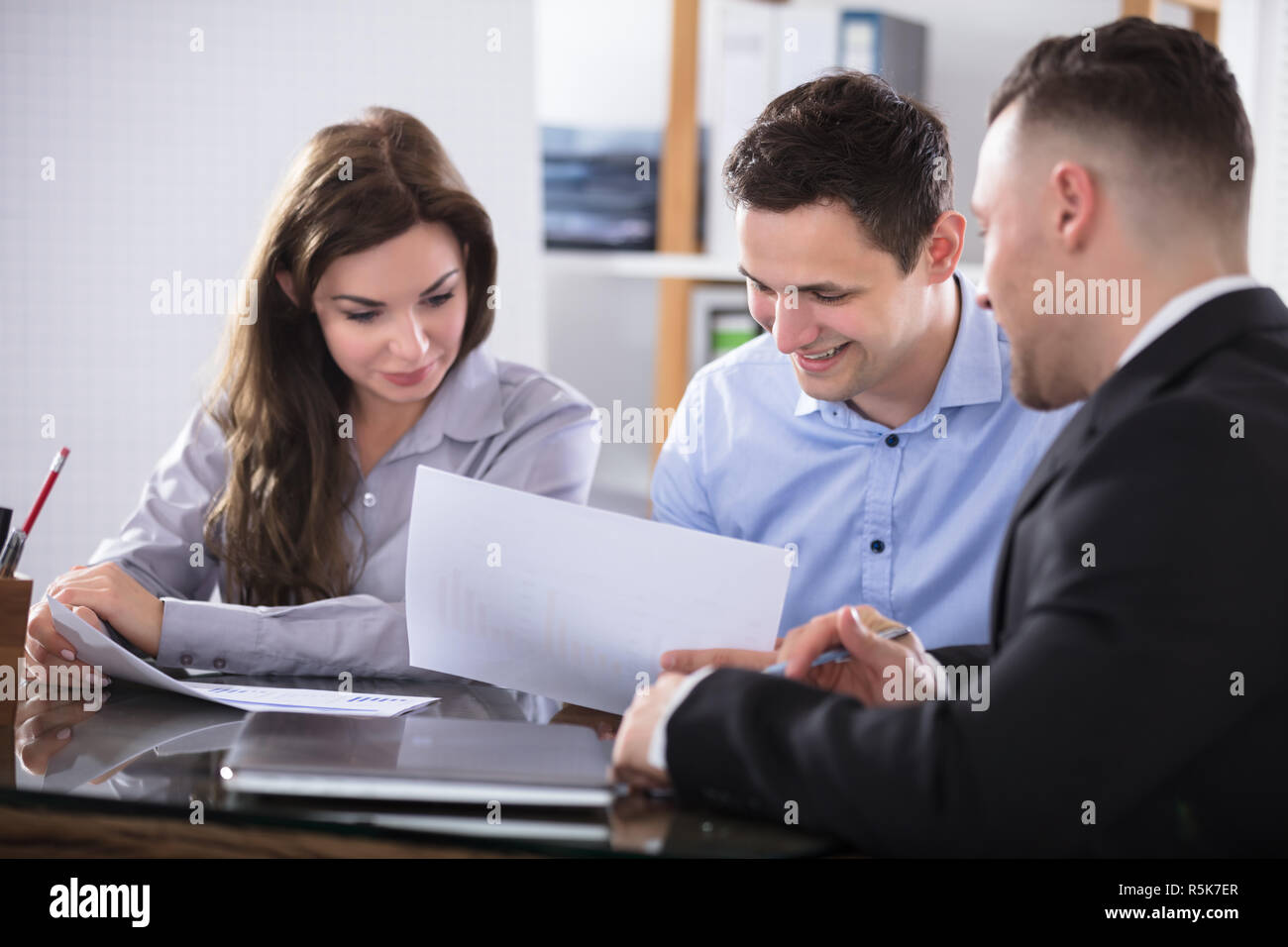 Advisor discutendo con coppia Foto Stock