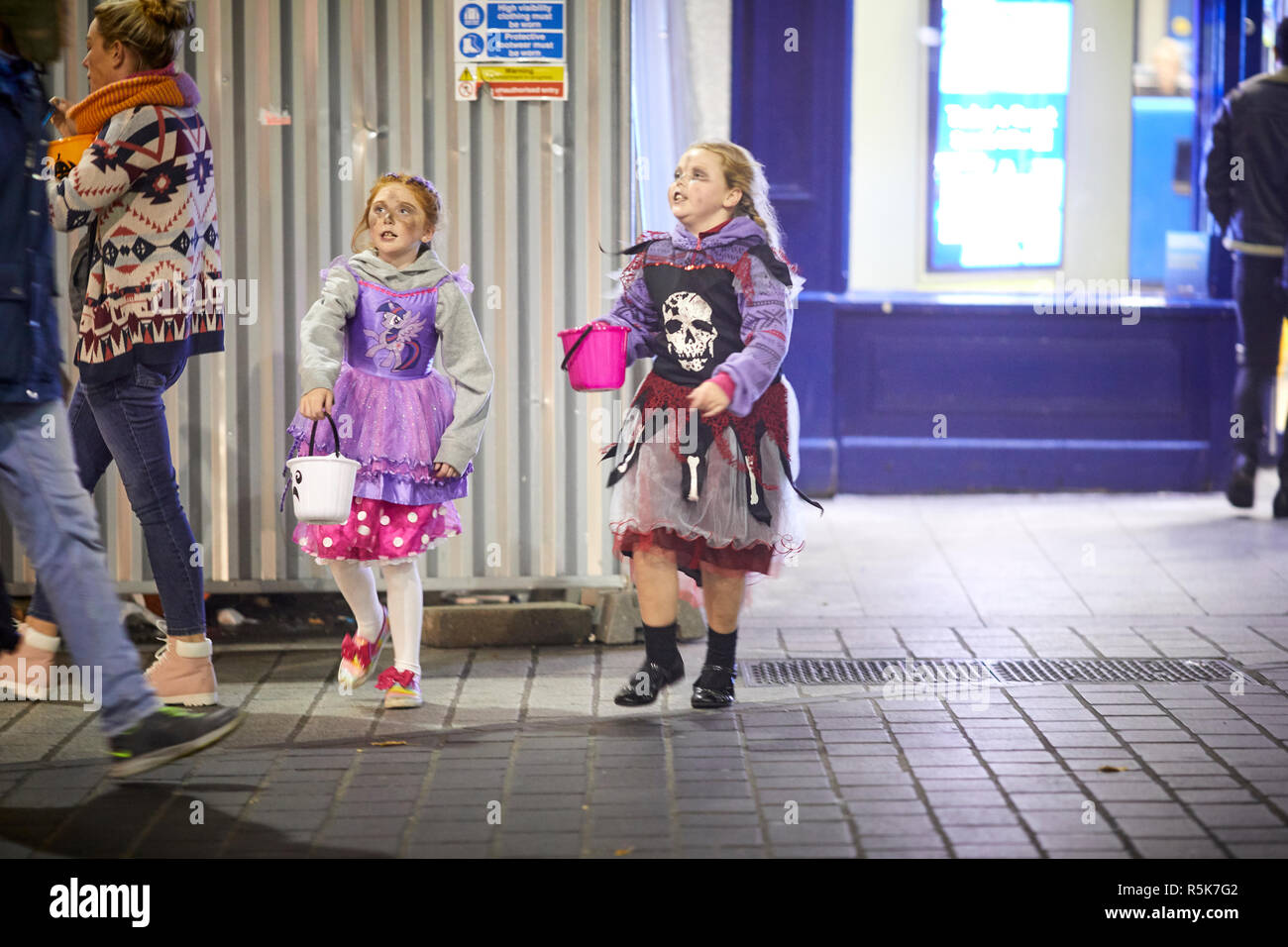 Il centro di Liverpool irish traveler figli mendicare per denaro vestito in costumi di Halloween Foto Stock