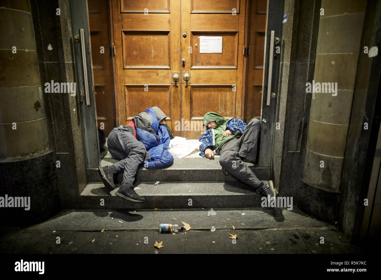 Il centro di Liverpool giovani senzatetto uomini dormire nel vano della porta Foto Stock