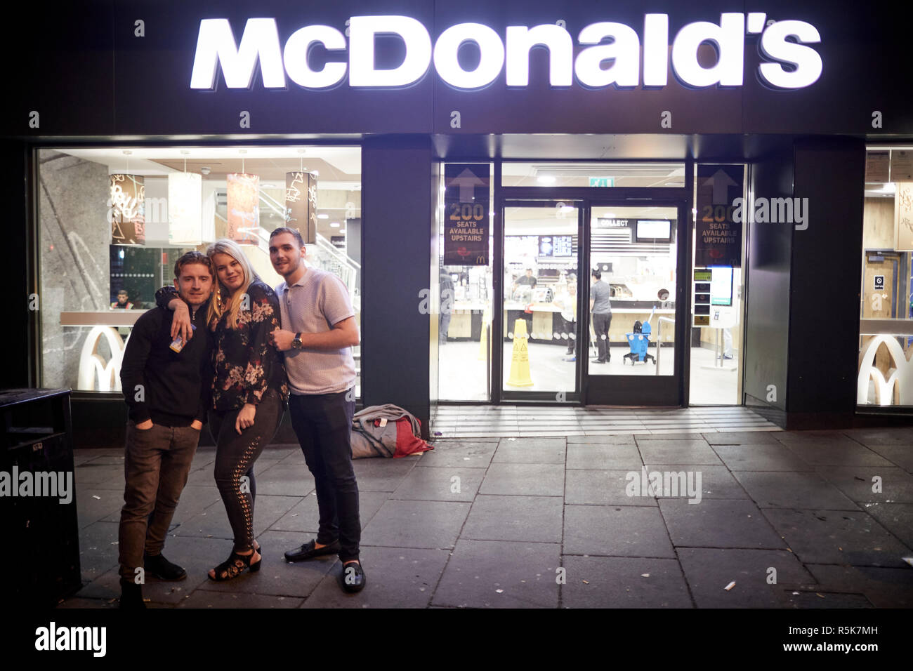 Il centro di Liverpool festaioli fuori McDonald's catena di fast food Foto Stock