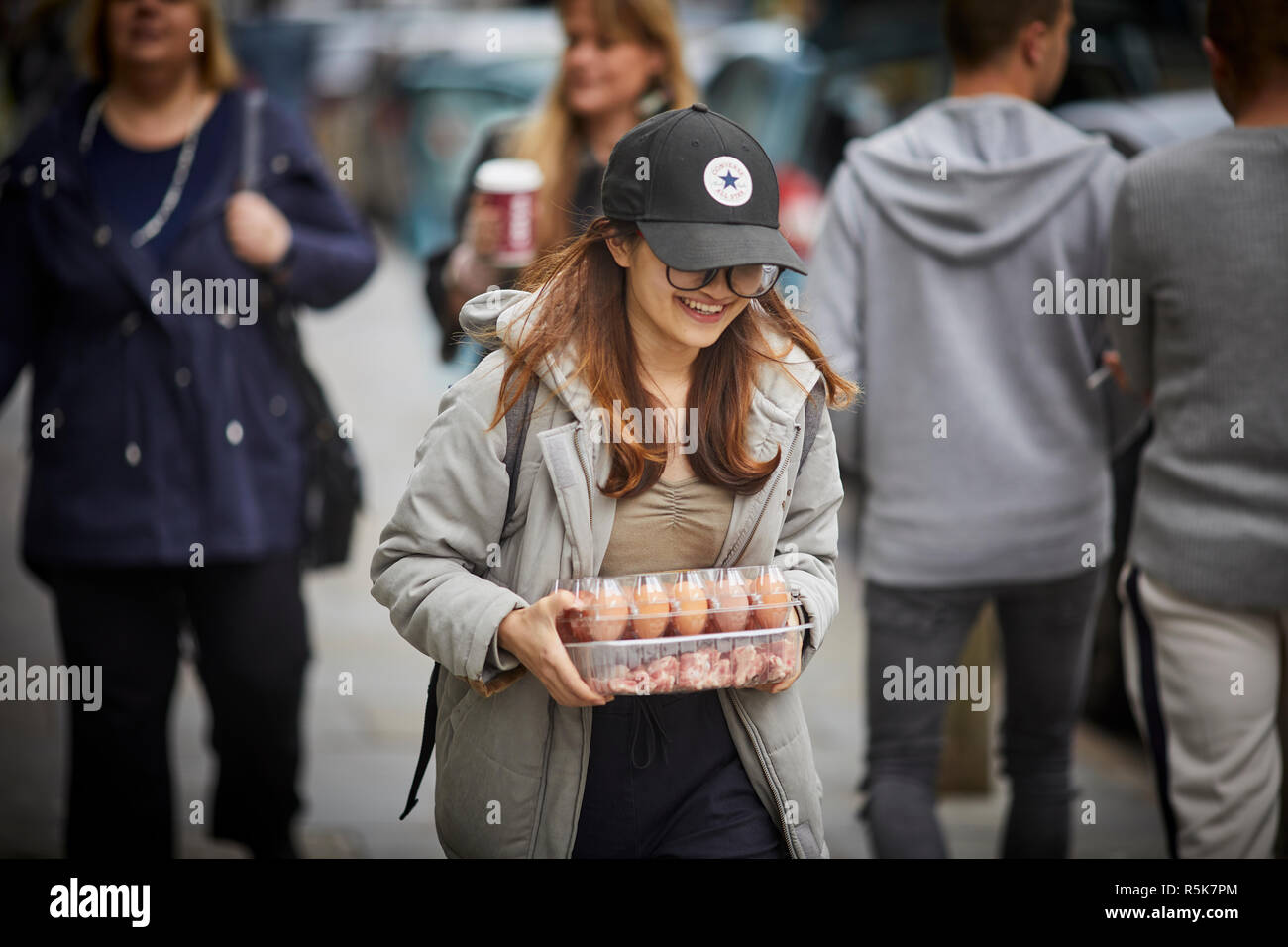 Il centro di Liverpool Bold Street semiscafi lady che trasporta le uova Foto Stock