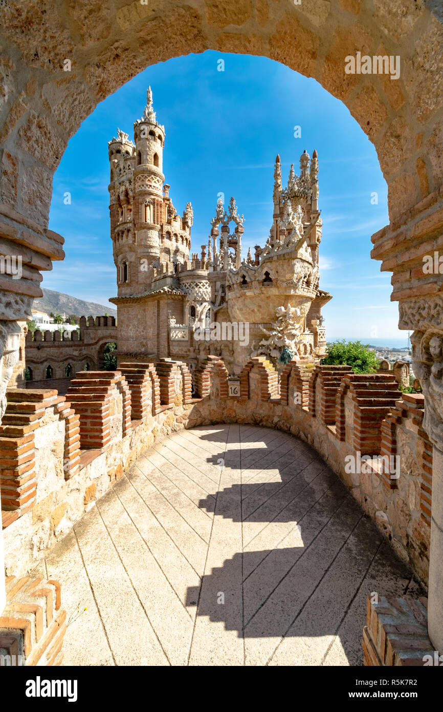 Una vista di una torre del castello trovati in Benalmadena, Spagna preso da un bellissimo balcone in muratura con un arco di pietra Foto Stock