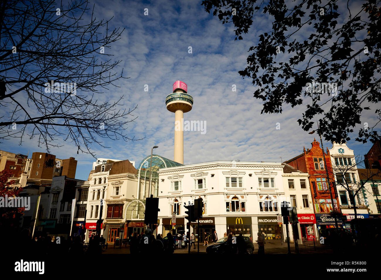 Il centro di Liverpool Bold Street con Radio City Tower torre di osservazione dietro Foto Stock