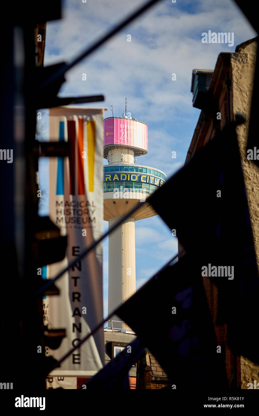 Il centro di Liverpool Radio City Tower torre di osservazione dietro gli edifici Foto Stock