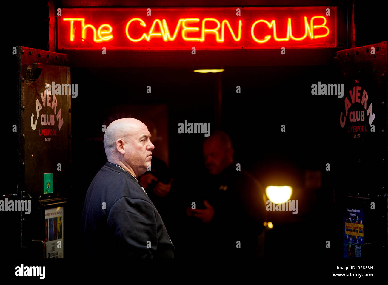 Il centro di Liverpool Mathews Street The Cavern Club bouncer bookman Foto Stock