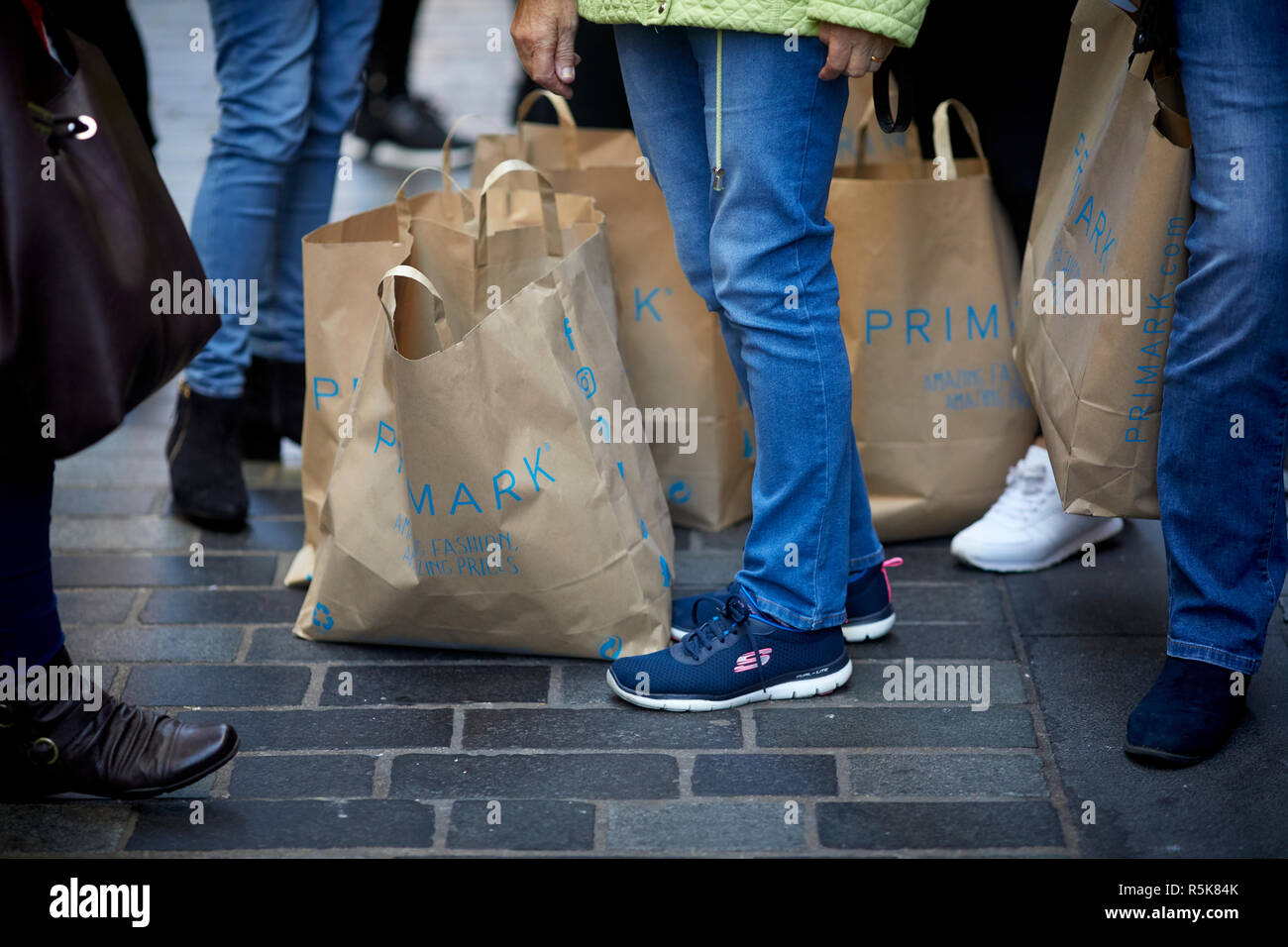 Il centro di Liverpool Primark brown di sacchetti di carta Foto Stock