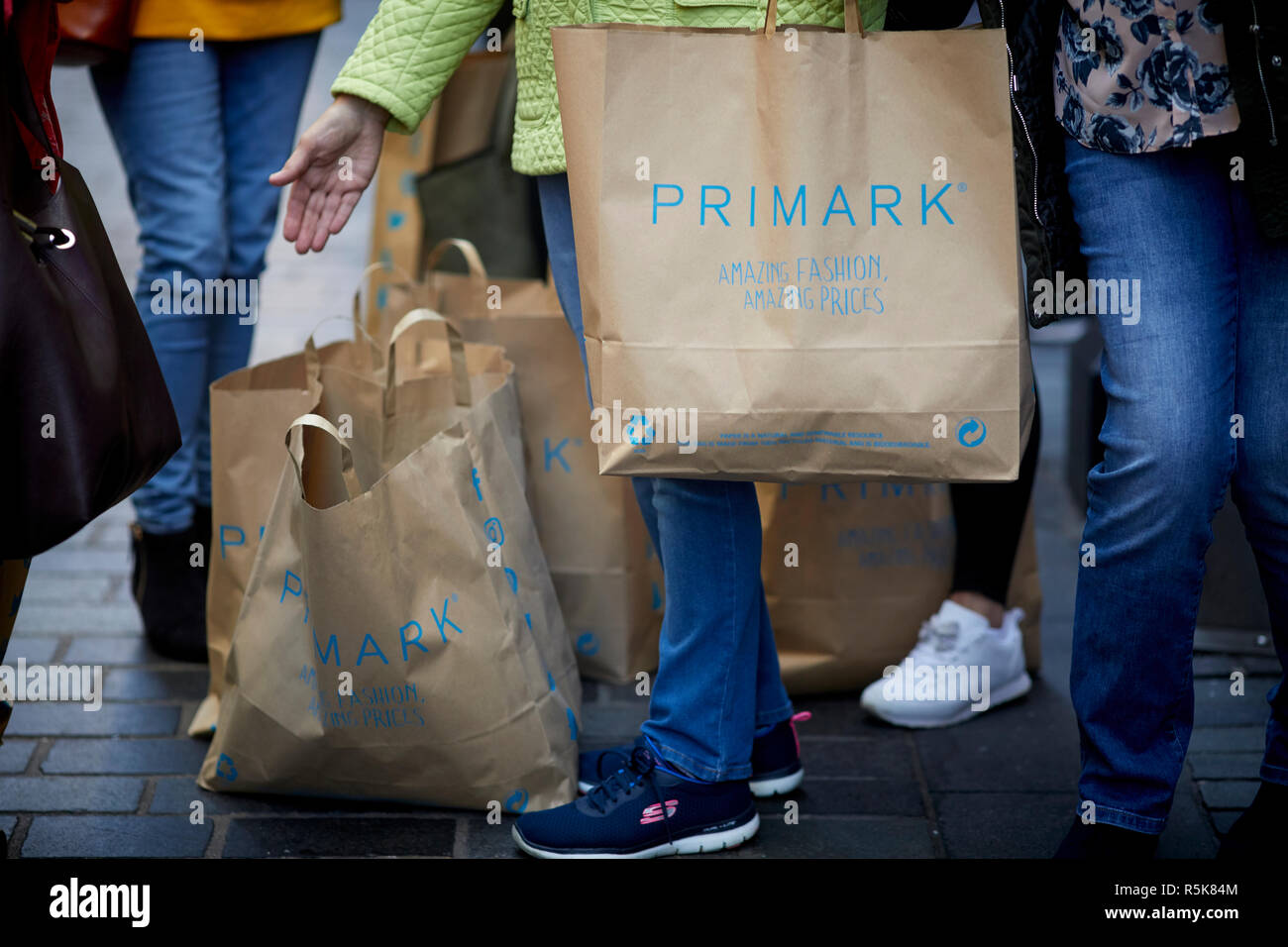 Il centro di Liverpool Primark brown di sacchetti di carta Foto Stock