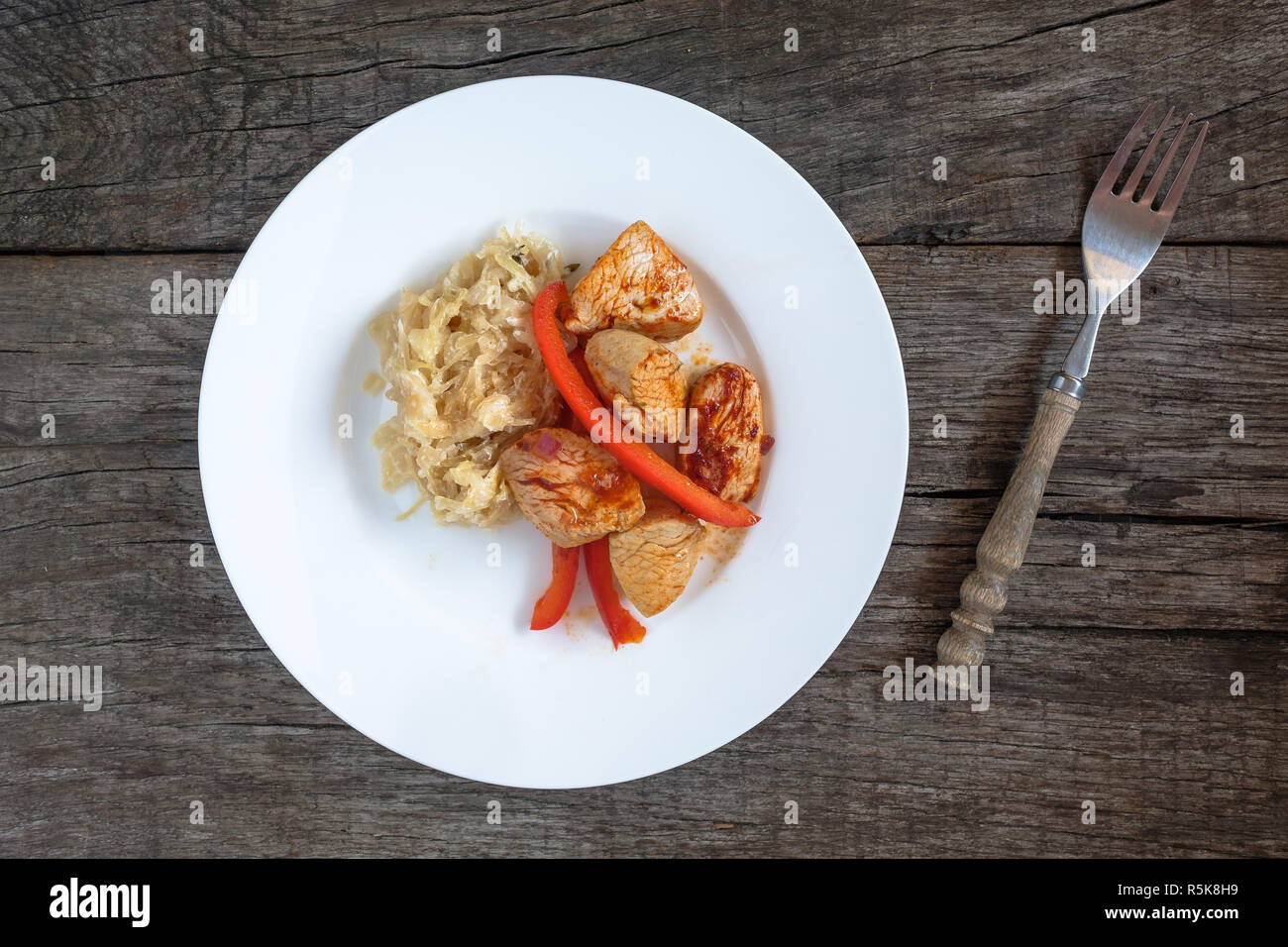 Gulasch della Turchia di filetto con paprica e crauti con panna acida Foto Stock