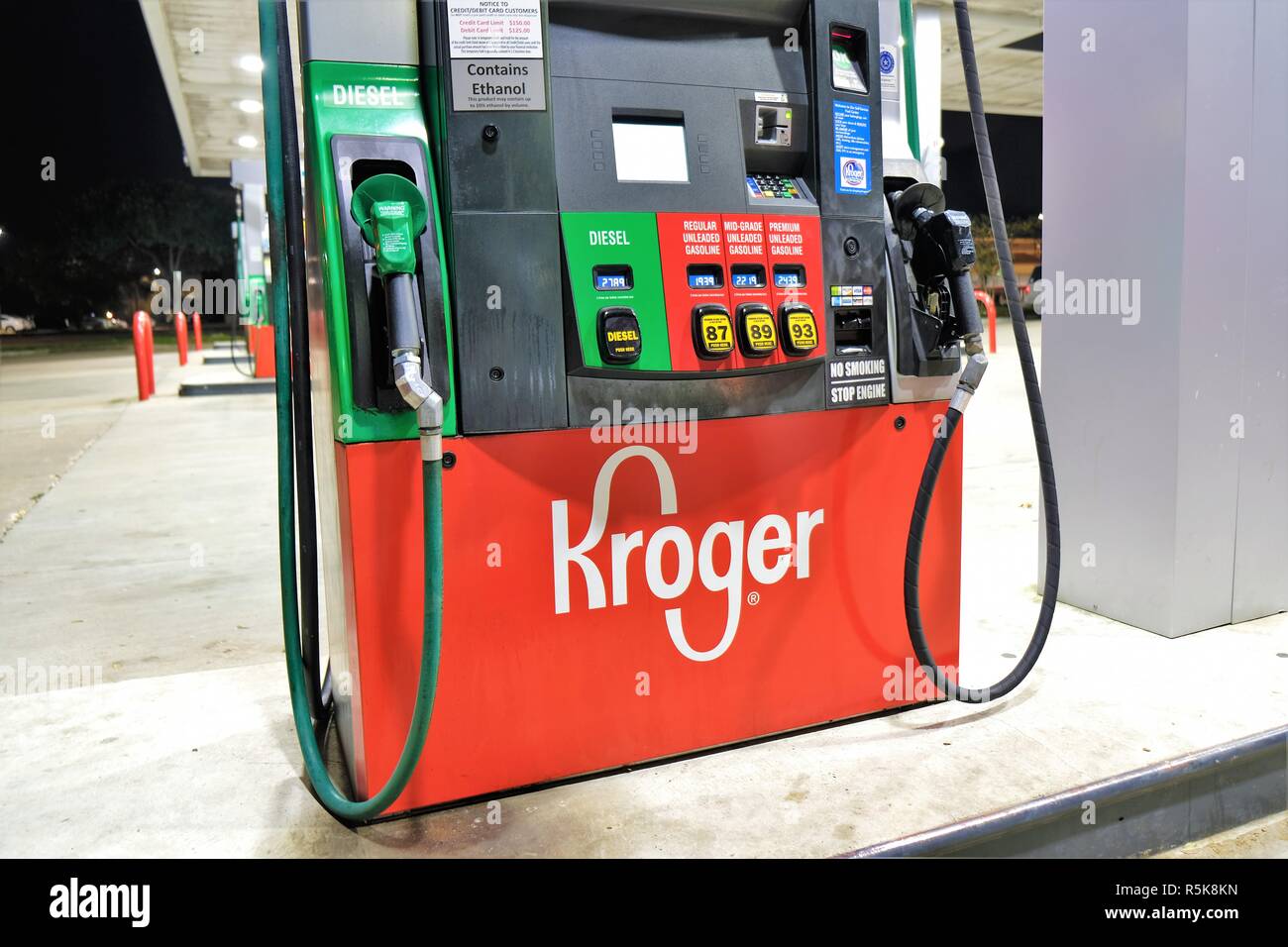 Kroger fruttivendolo gas pompa di notte; stazione di benzina. Foto Stock