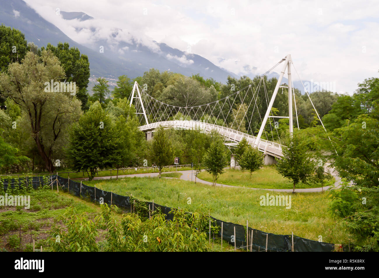 Il ponte di metallo in arco di cerchio con due archi Foto Stock