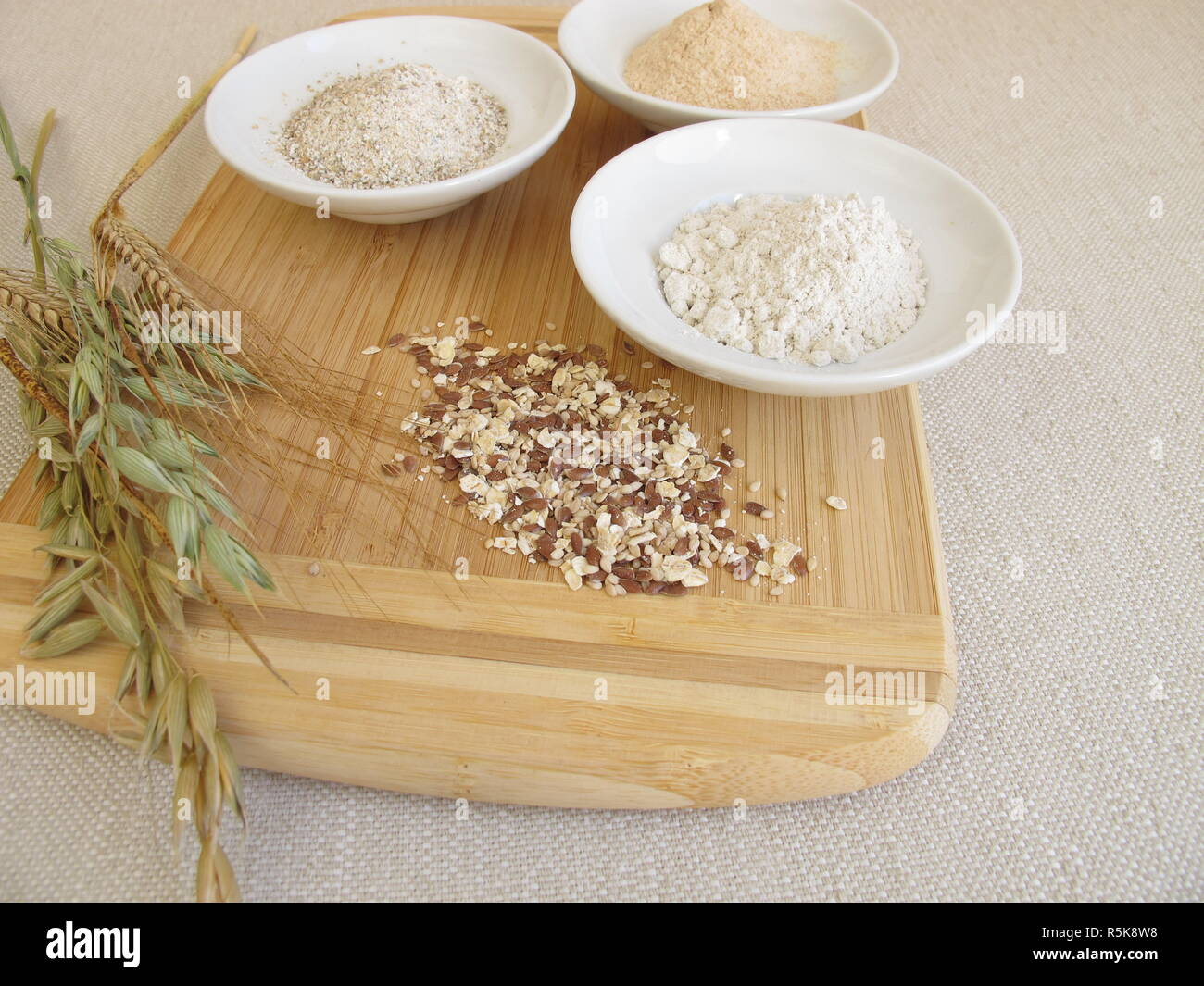 Ingredienti per il pane di segale con la farina di segale,farina di segale,di pasta acida di segale e miscela di sementi Foto Stock