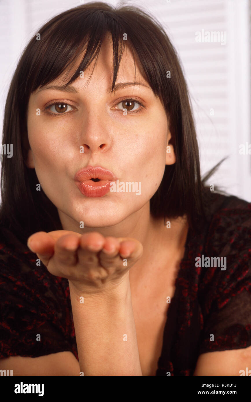 Bella giovane donna soffia un bacio, STATI UNITI D'AMERICA Foto Stock