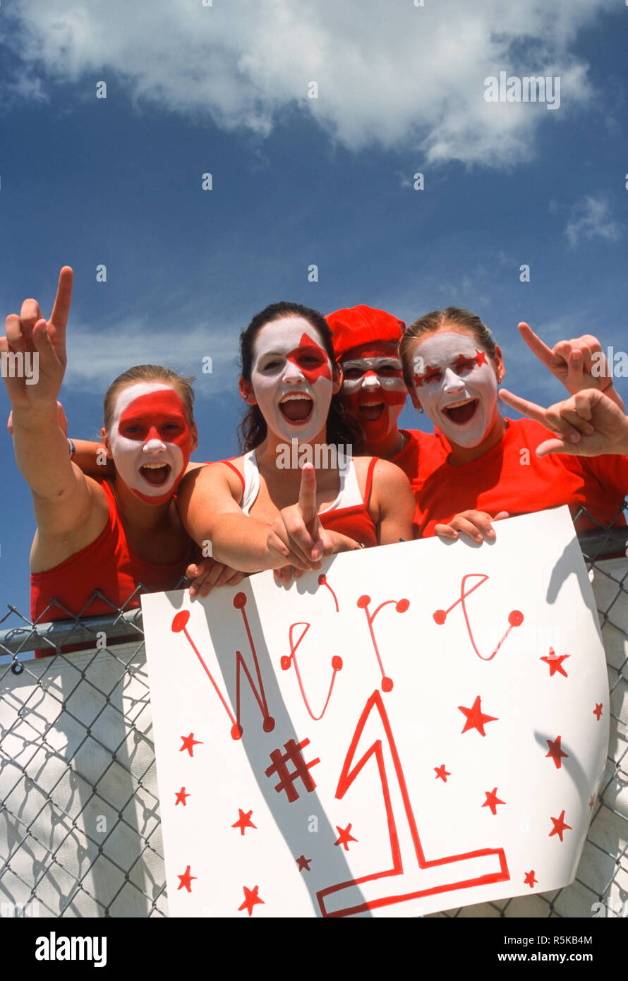 Entusiasti appassionati di sport con facce dipinte in una partita di calcio, STATI UNITI D'AMERICA Foto Stock