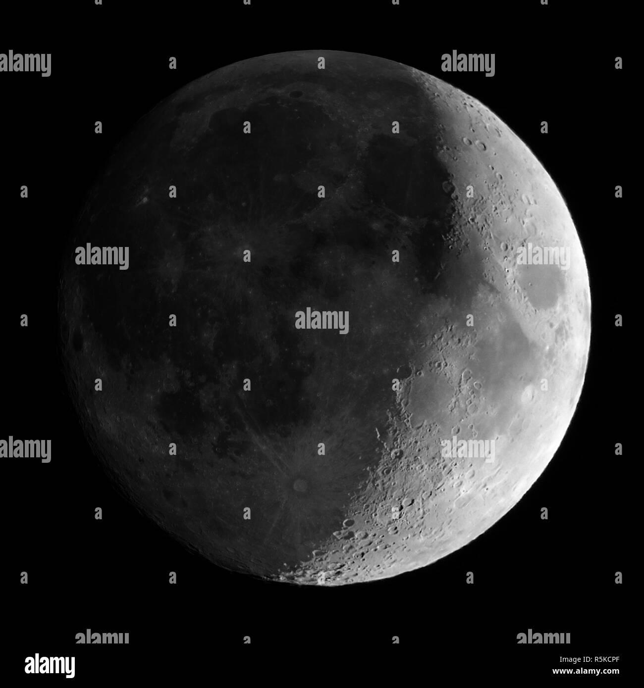 Luna crescente visto con telescopio Foto Stock