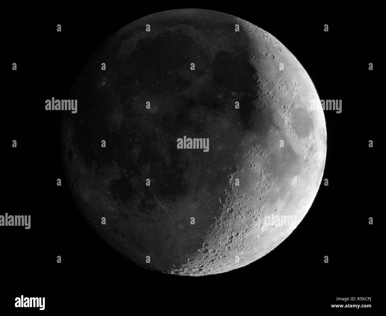 Luna crescente visto con telescopio Foto Stock