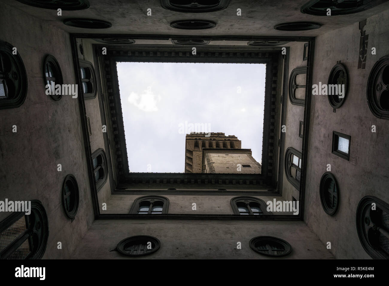 Vecchio cortile Plaza Foto Stock