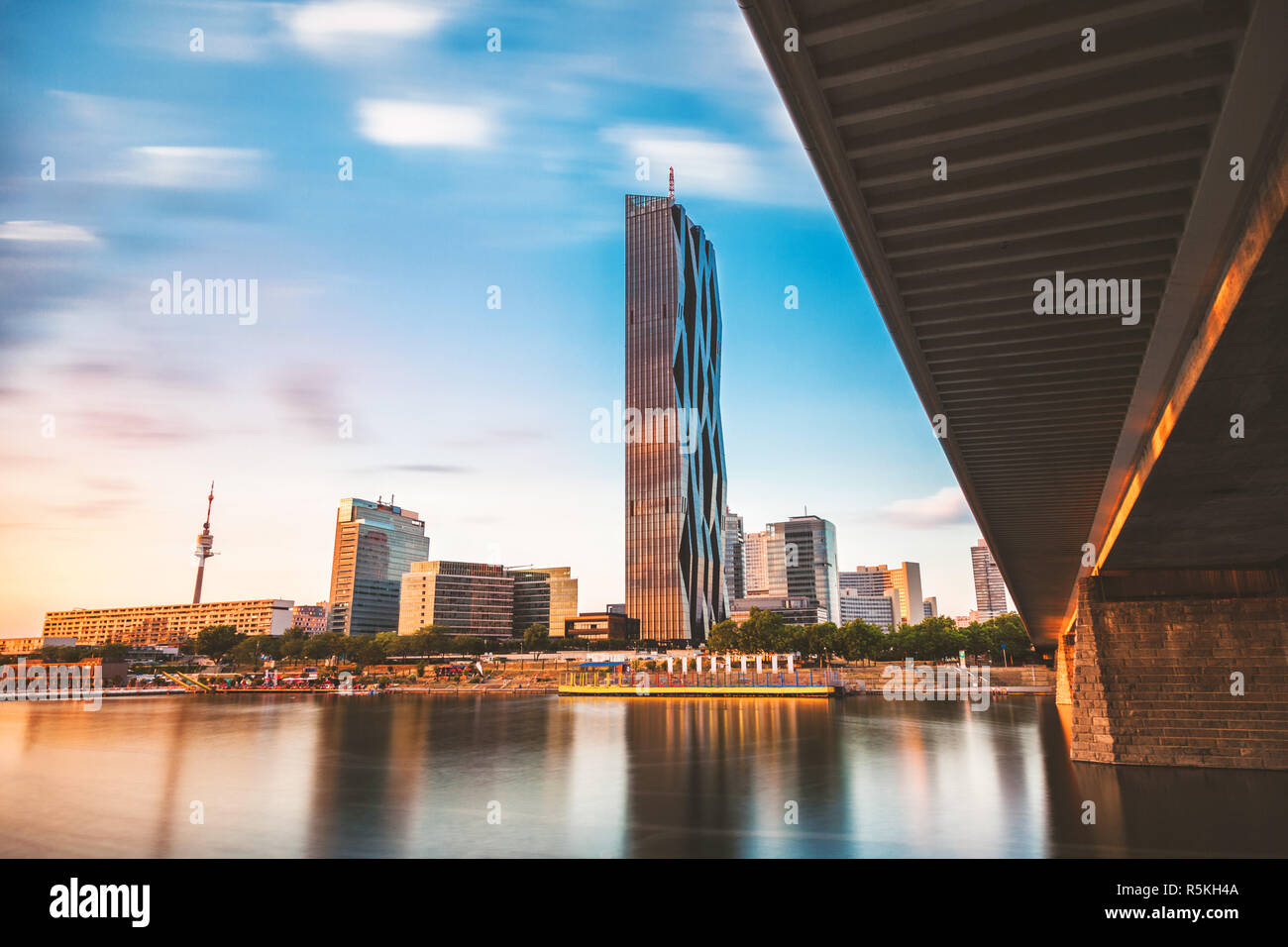 Lo skyline di Vienna sul Danubio Foto Stock