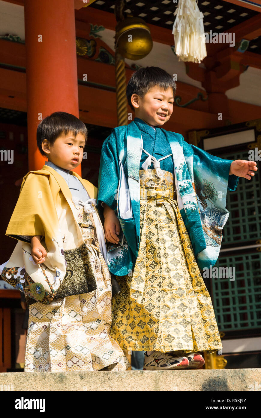 Bambini giapponesi e le famiglie che frequentano l'annuale shichi go san, o (7-5-3) cerimonia. Un tempo per vestirsi, benedetti e ricezione presenta Foto Stock Bambini giapponesi e le famiglie che frequentano l'annuale shichi go san, o (7-5-3) cerimonia. Un tempo per vestirsi, benedetti e ricezione presenta Foto Stock