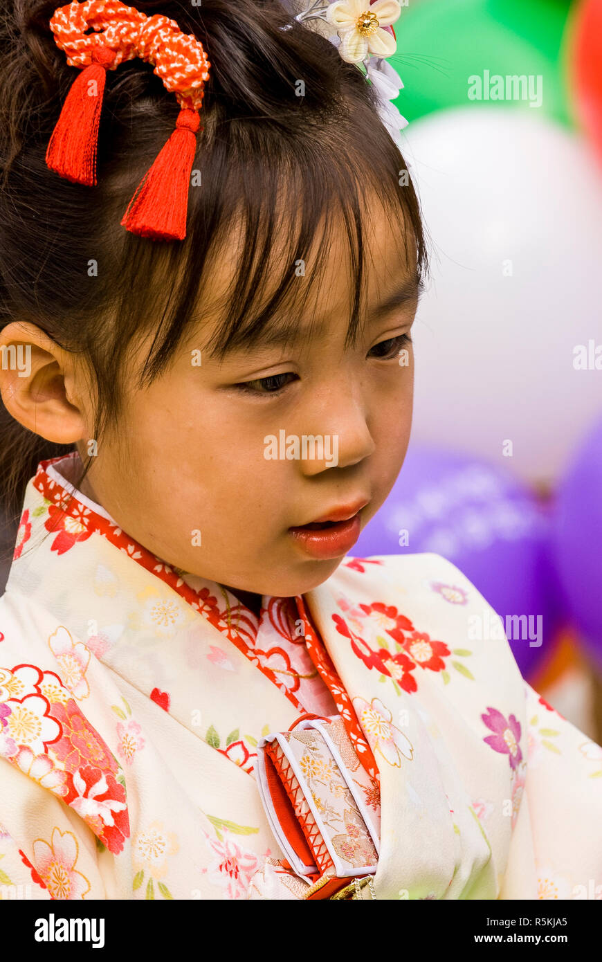 Bambini giapponesi e le famiglie che frequentano l'annuale shichi go san, o (7-5-3) cerimonia. Un tempo per vestirsi, benedetti e ricezione presenta Foto Stock